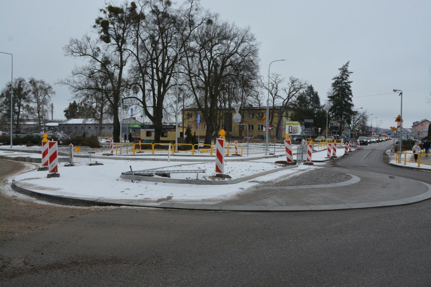 Tak wygląda na placu budowy sępoleńskiego ronda wzdłuż DW...