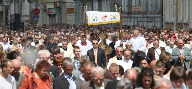 Tłumy wiernych na ulicy Partyzantów w Słupsku.