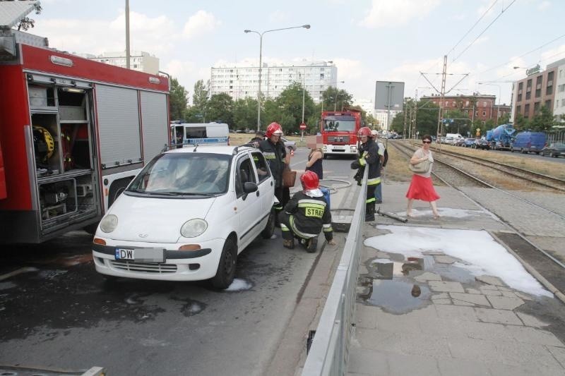 Wypadek na Ślężnej. Volkswagen wjechał w daewoo. Wielkie korki (ZDJĘCIA)