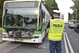Zielona Góra: Młody kierowca renault uderzył w autobus MZK [ZDJĘCIA]