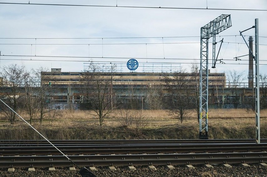 Symbol HCP można było zobaczyć od strony torów kolejowych na...