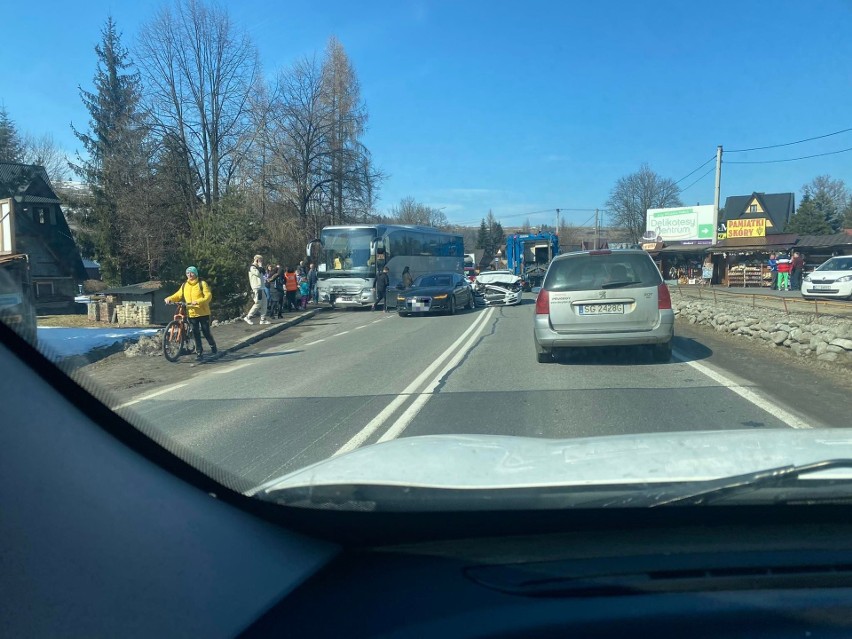 Poważny wypadek na zakopiance. W Białym Dunajcu zderzyły się autobus i dwa auta osobowe [ZDJĘCIA]