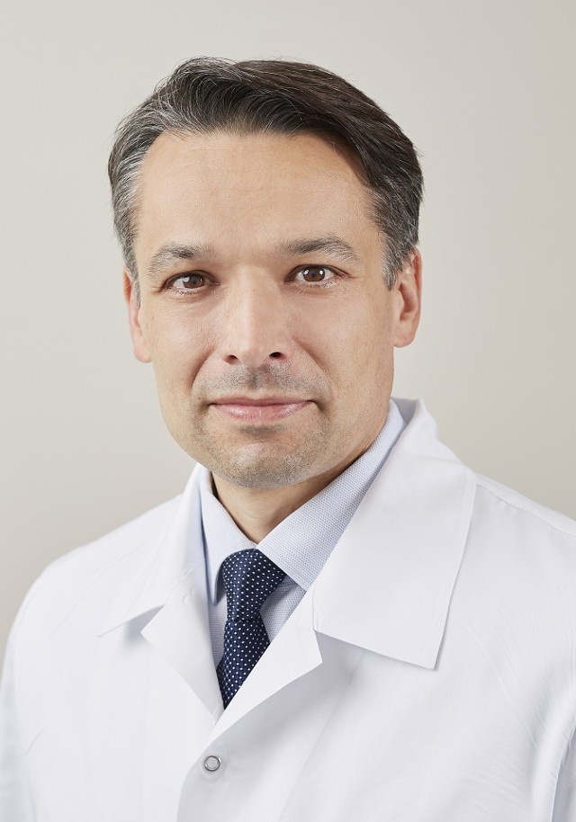 Prof. dr n. med. Bartłomiej Kałużny.