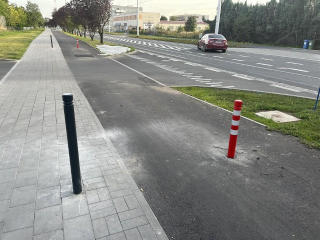 Urzędnicy zaznaczają, ze to zgodne z przepisami i mają zapobiec parkowaniu na drodze dla rowerów.