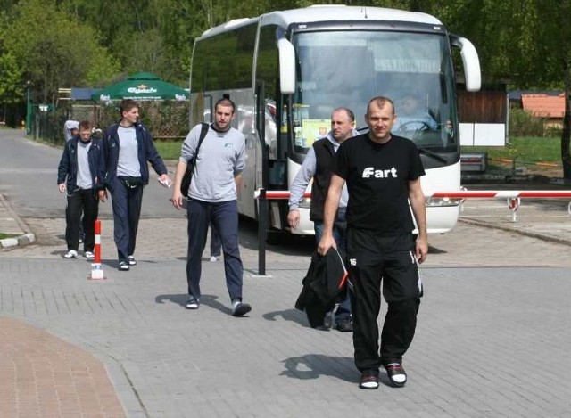 Ekipa Farta na czele z trenerem Dariuszem Daszkiewiczem wraca do hotelu Galion po porannym rozruchu. Mecz z Treflem rozpocznie się o godzinie 16.