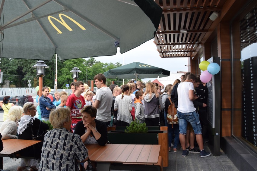Stargard: McDonald's otwarty! Tłumy przyszły sobie pojeść [zdjęcia, wideo]