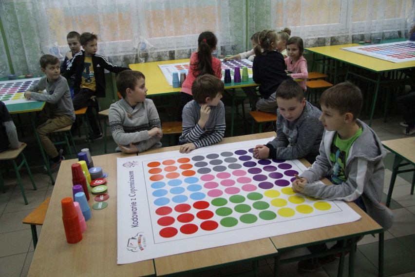 Uczniowie najmłodszych klas Szkoły Podstawowej numer 4 w Tarnobrzegu uczyli się podstaw kodowania. Kiedyś będą programistami? (zdjęcia)