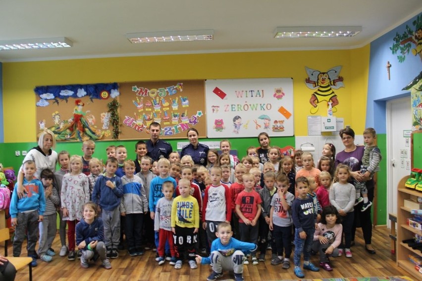 Policjanci odwiedzili uczniów trzech szkół w gminie Dąbrowa...