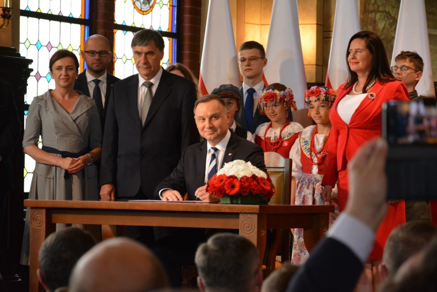 Prezydent Andrzej Duda podpisujący Ustawę o Narodowym Dniu...