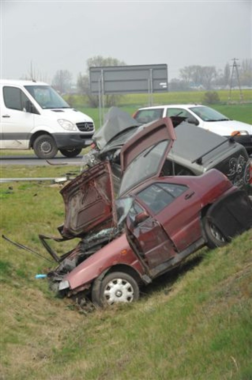 Wypadek w Kawczynie - trzy osoby, w tym dziecko, trafiły do...