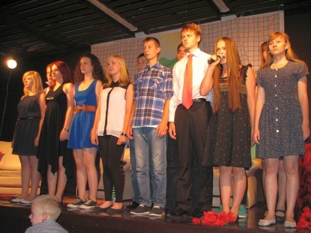 Grupa teatralna złożona z uczniów II Liceum Ogólnokształcącego im. Taraszkiewicza wystąpiła na scenie Kreatywnego Centrum Kultury