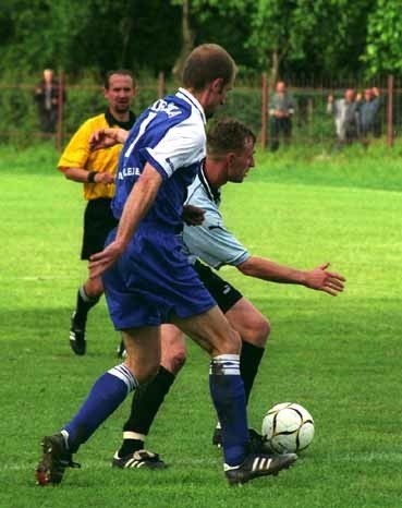 Artur Zieliński (przy piłce) poprowadził zespółIzolatora do wysokiego zwycięstwa nad Lechią. Teraz to sędziszowianie są na spadkowym miejscu. 