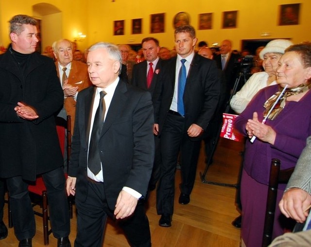 Jarosław Kaczyński wchodzi na salę w sandomierskim zamku.