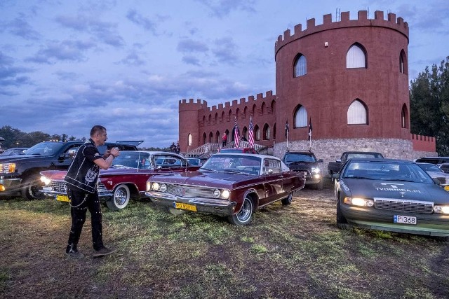 W sobotę w Poznaniu odbył się AMCAR Castle DAY, czyli zlot właścicieli amerykańskich samochodów. Na poznańskim Dębcu przed zamkiem koło zjazdu na autostradę można było podziwiać piękne modele takich marek jak Dodge, Chrysler, Ford, czy Cadillac. Zobacz zdjęcia ---->