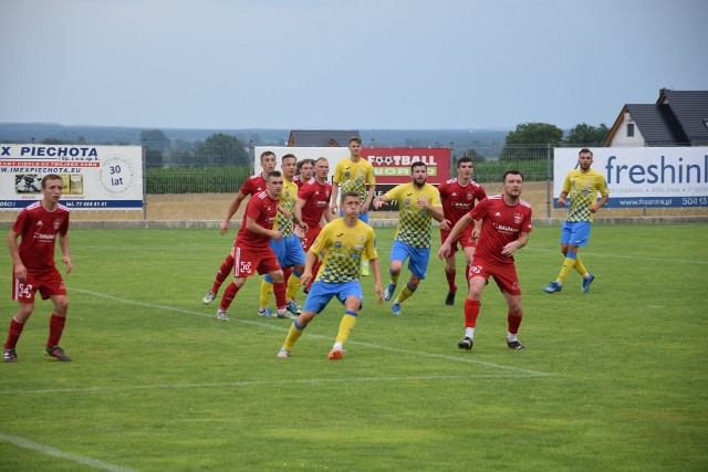 Stal Brzeg (na żółto-niebiesko) ograła w Źlinicach Orła (na czerwono) 5-1.