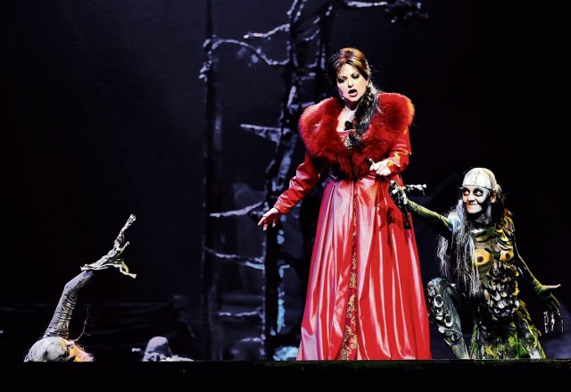 Eliza Kruszczyńska (sopran) "ubrała" postać Lady Makbet w majestatyczność i bezwzględność, przechodzące w bezdenną rozpacz.