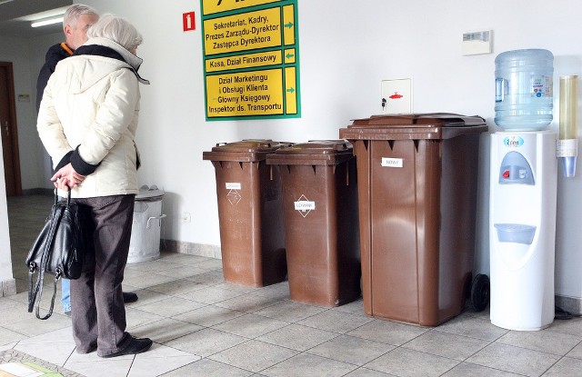 W piątek do siedziby MPO przy ul. Gdańskiej po brązowe pojemniki przyszło wiele osób. Największym zainteresowaniem cieszyły się pojemniki 120-litrowe. 