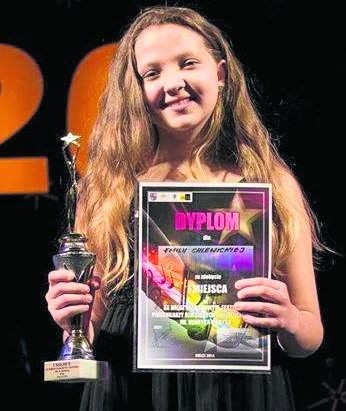 Emilka Chlewicka z nagrodą na XX Międzynarodowym Festiwalu Piosenkarzy Dziecięcych i Młodzieżowych imienia Henryka Morysa, na którym zajęła pierwsze miejsce.