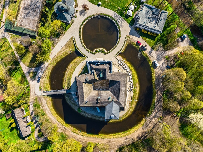 Pałac w Kurozwękach zachwyca! Oto niesamowite zdjęcia z drona