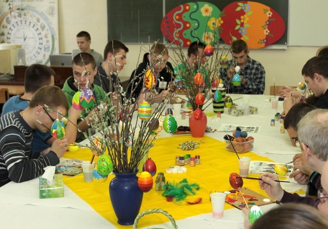 Malowanie wielkanocnych jaj wciąga i gości i uczniów "samochodówki&#8221;.