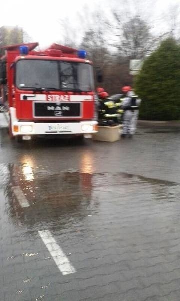 Pojemnik z kwasem azotowym pękł na parkingu galerii handlowej