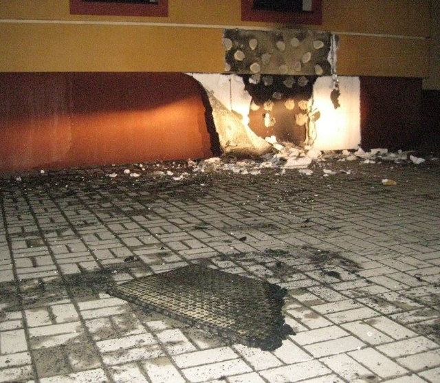 Elewacja budynku należącego do firmy Wtórpol została podpalona. Do ściany przyłożono wycieraczkę, która zapalono. Na zdjęciu: fragment wycieraczki, w tle budynek z widoczną spaloną częścią ściany.