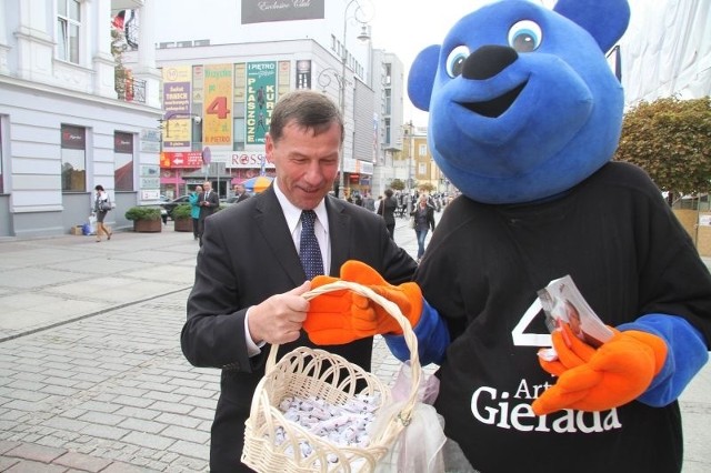 Poseł Henryk Milcarz z Sojuszu Lewicy Denokratycznej ma kieleckim deptaku najpierw spotkał maskotkę promująca posła Platformy Obywatelskiej Artura Gieradę. Potem obaj panowie miło sobie porozmawiali.