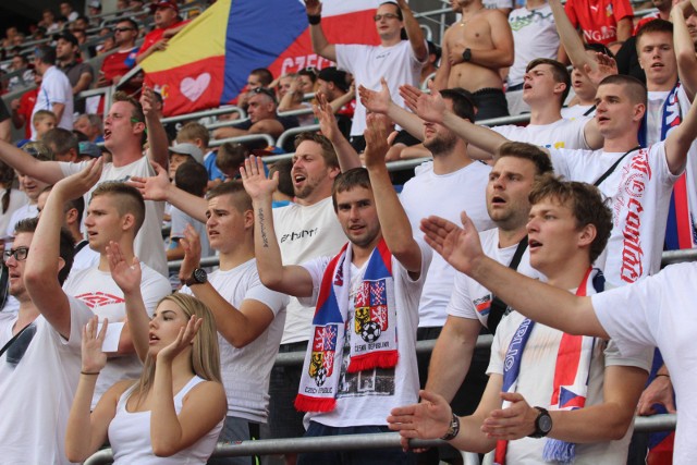 Czescy kibice na stadionie w Tychach.