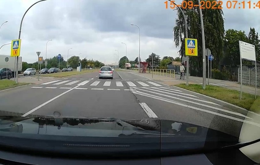 Białystok. Policjant wyprzedzał tuż przed przejściem dla pieszych. Film nagrał inny kierowca [ZDJĘCIA, WIDEO]