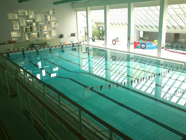 Po Nowym Roku w Koszalinie są nowe zasady korzystania z basenu za złotówkę. Rodzice skarżą się, bo m.in. Zarząd Obiektów Sportowych wycofał się z taniego basenu w niedzielę.