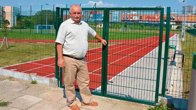 Tadeusz Ogrodnik żałuje, że z nowoczesnego obiektu przy ZSO nr 4 można korzystać tylko przez półtorej godziny dziennie. Podkreśla, że murawa powinna być automatycznie nawadniana, a sprzętu brakuje