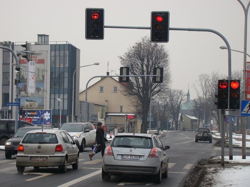 Oświęcim. Kierowcy chcą na ul. Dąbrowskiego „zielonej fali”. W starostwie zastanawiają się nad takim rozwiązaniem [ZDJĘCIA]    