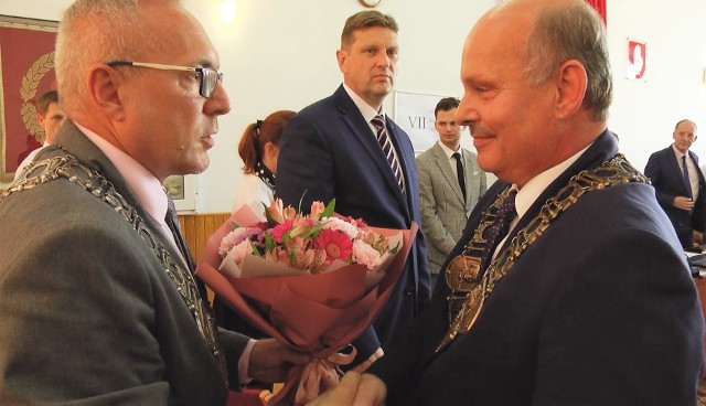 Podczas sesji w Brodnicy wręczono kwiaty burmistrzowi Brodnicy Jarosławowi Radaczowi