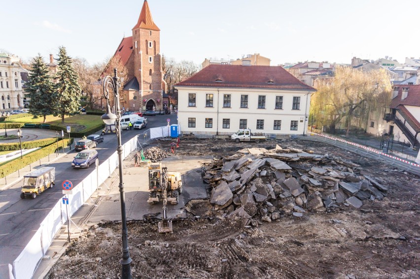 Kraków. Ruszyła przebudowa placu św. Ducha. Zrywają beton. Pojawią się na nim róże [ZDJĘCIA]