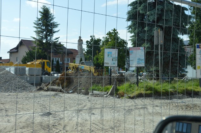 Proszowicki Rynek w trakcie rewitalizacji. W tym miejscu rósł miłorząb japoński.