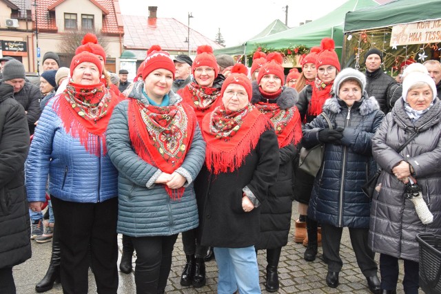 Wigilia na rynku w Małogoszczu. Mieszkańcy mogli skosztować świątecznych potraw, posłuchać wspaniałego koncertu i dzielić się życzliwością.