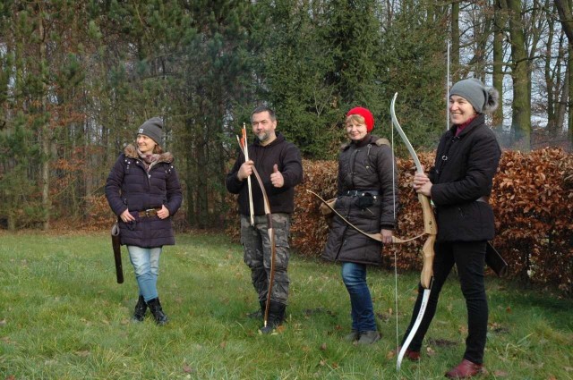 Kujawska Drużyna Łucznicza zorganizowała Andrzejkowy Turniej Miradzki. Na zawody zjechali się łucznicy z wielu miast Polski, choć znalazł się również zawodnik pochodzący z Australii. Wszyscy uczestnicy otrzymali od gospodarzy powitalne prezenty, wśród których był kurdybanek, czyli jedno z 9 cudownych ziół, które w czasach słowiańskich miały wielkie znaczenie. Łucznicy mieli rozstawione w lesie 22 cele 2D, 3D oraz cele ruchome i jedno zadanie: jak najcelniej strzelać. Po podliczeniu punktów za celność strzałów na podium stanęły po trzy najlepsze osoby w kilku kategoriach: kobiety-łuk tradycyjny, kobiety-łuk hunter, mężczyźni-łuk tradycyjny, mężczyźni-łuk hunter, juniorzy i dzieci.Wśród zawodników z Kujawskiej Drużyny Łuczniczej również znaleźli się medaliści. Eliza Budkiewicz zajęła III miejsce w kategorii kobiety-łuk tradycyjny, Maria Tabaczyńska - II miejsce w kategorii dzieci, a Tomasz Przybylski - III miejsce w kategorii junior. Za aktywny udział pamiątkowe medale i dyplomy dostały wszystkie dzieci. Andrzejkowy Turniej Miradzki był pierwszą imprezą organizowaną przez Kujawską Drużynę Łuczniczą. Uczestnicy rozjechali się do domów zadowoleni. Oto film z imprezy: