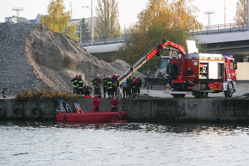 Szczecin: Strażacy wyłowili z Odry agregat prądotwórczy