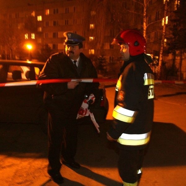 Policja i straż pożarna zabezpieczyła blok przy ul. Zbyszewskiego w Rrzeszowie. Jutro eksperci sprawdzą, czy wybuch nie naruszył konstrukcji budynku.