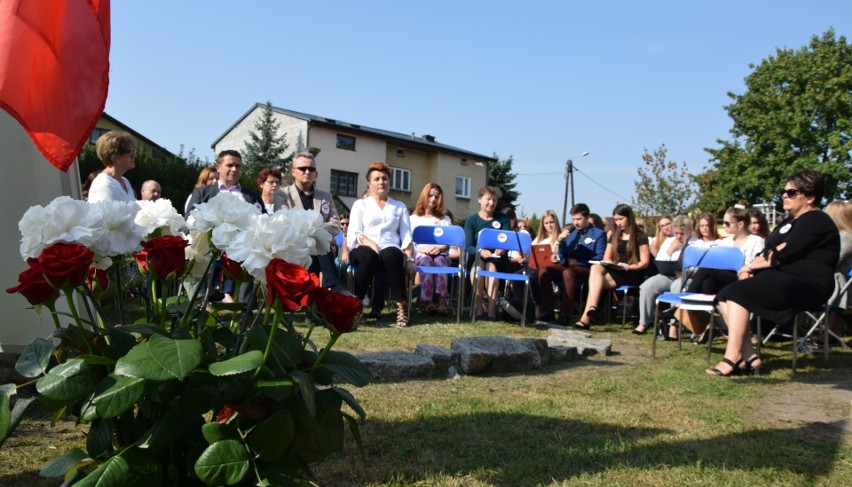 Narodowe Czytanie 2018 w ogrodach biblioteki w Zwoleniu.