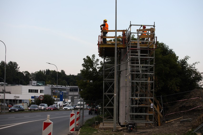 Kraków. Budują kładkę dla rowerów w okolicy ul. Kamieńskiego. Zobacz, jak postępują prace [NOWE ZDJĘCIA]