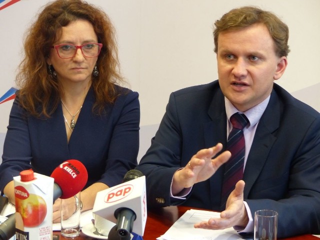 Wojewoda świętokrzyski Agata Wojtyszek i Bartosz Marczuk, podsekretarza stanu w Ministerstwie Rodziny, Pracy i Polityki Społecznej.