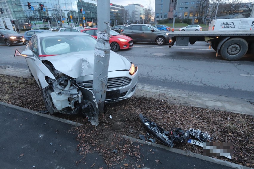 Wypadek na pl. Strzegomskim we Wrocławiu. Kierowca wjechał w...
