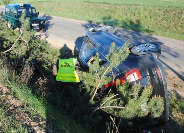 Auto wypadło z drogi