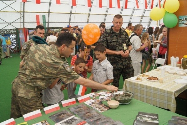 Polskie stoisko często odwiedzały dzieci, które podbierały naszym żołnierzom smaczne cukierki "krówki".