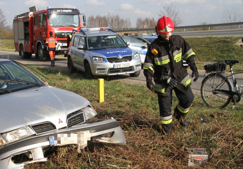 Mitsubishi dachowało z obwodnicy Grębowa, omal nie wpadło na rowerzystów. Kierowca był kompletnie pijany [ZDJĘCIA)