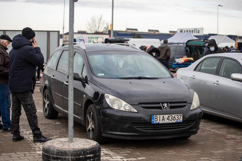 Białystok. Giełda samochodowa przy Andersa. Auto za tysiaka i dla tych z grubym portfelem [ZDJĘCIA]