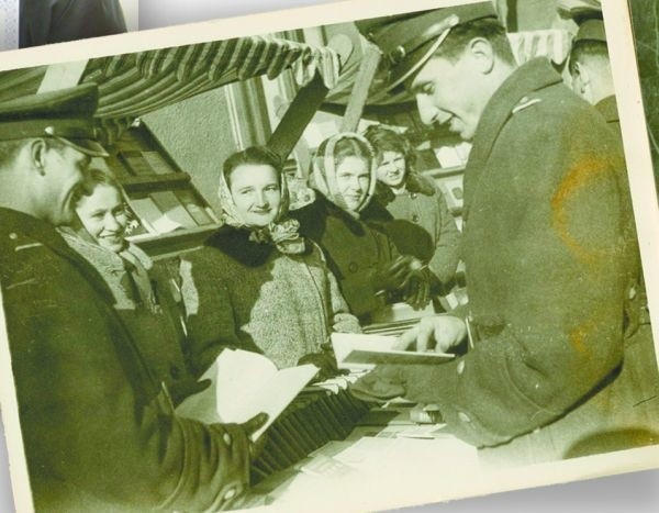 1953 r.  Ja (z prawej) i Janek Skiepko na przepustce w Białymstoku. Oglądamy książki na kiermaszu obok Astorii.