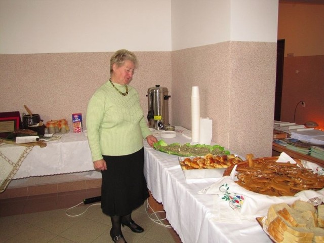 Marta Deniszewska prezentuje swoje produkty podczas szkolenia w starostwie