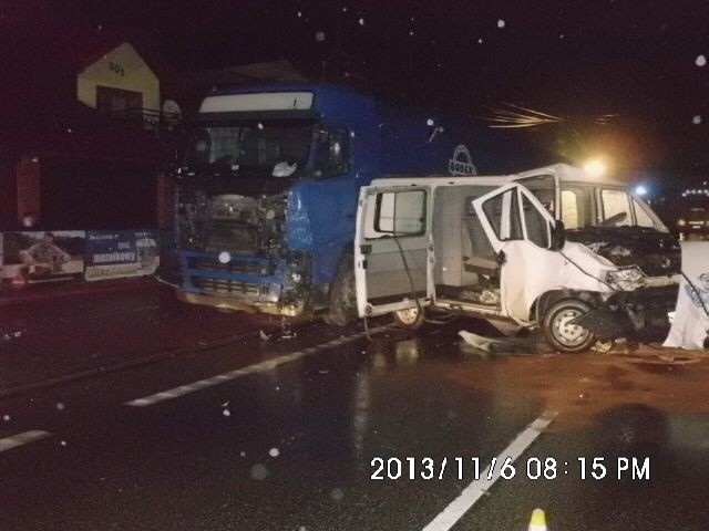 Wypadek w Bielinach. Zderzyły się ciężarówka i dostawczy, są ranni  